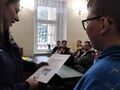 Wiktor wręcza podziękowanie