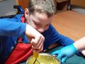 Uczeń przyrzadza ziemniaki puree