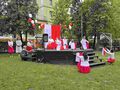 Uczniowie tańczą na scenie taniec z flagami