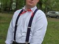 uczeń stoi na bosiku i bierze udział w akademii