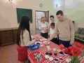 uczniowie doświadczają w klasie świata za pomocą zmysłu smaku
