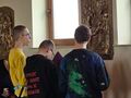 uczniowie na rekolekcjach stoją przy stacji Drogi Krzyżowej w kościele