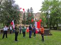uczniowie puszczają balony na boisku szkolnym