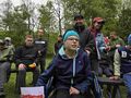 uczniowie reprezentują na szkolnym boisku własnoręcznie wykonane flagi polskie