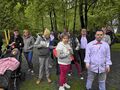 uczniowie są na boisku szkolnym i uczestniczą w apelu