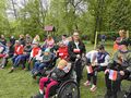 uczniowie uczestniczą w Majówce Patriotycznej na boisku szkolnym