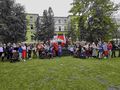 uczniowie wraz z nauczycielami biorą udział w pamiątkowej fotografii na boisku szkolnym