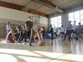 uczniowie podają sobie piłkę lekarską