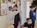 2. Kolega składa Klaudii życzenia 