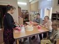 3. Klaudia będzie dmuchać świeczki na torcie 