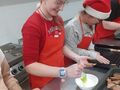 Dziewczynki ozdabiają pierniki lukrem 