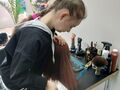 Klaudia czesze włosy