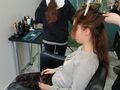 Oliwka siedzi na fotelu