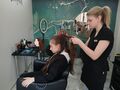 Pani czesze Klaudii włosy