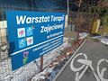 przy budynku znajduje się tablica z nazwą placówki