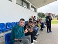uczniowie siedza na trybunach stadionu