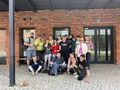zdjecie grupowe wszyscy pozuja do zdjecia razem przed kinem