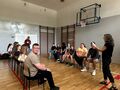 uczniowie biorą udział w zabawie integracyjnej na sali