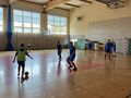 uczniowie podczas meczu na sali