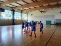 uczniowie podczas rozgrzewki na dużej sali sportowej