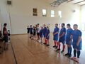 uczniowie podczas zbiórki przed meczem na sali sportowej
