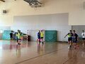 uczniowie rozgrywają mecz towarzyski na sali sportowej