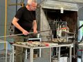 hutnik podczas pokazu w Manufakturze Szkła w Polanicy Zdroju