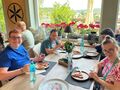 uczniowie w restauracji Góralka z widokiem na Śnieżniksiedzą przy stole i jedzą pizzę