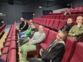 4. Uczniowie z opiekunami siedzą w sali kinowej 