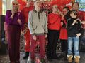 3. Uczniowie wraz z pania dyrektor i wychowawcą pozuja na tle fotościanki walentynkowej 