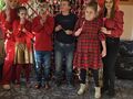 4. Uczniowie z paniami pozuja na tle fotościanki walentynkowej 