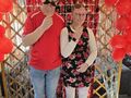 5. Dominik i Liwia pozuja na tle fotościanki walentynkowej 