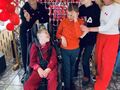 7. Uczniowie z paniami pozują na tle fotościanki walentynkowej 