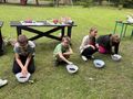 dzieci bawią się mułem na boisku