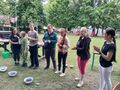 dzieci skończyły wykonane zadanie na boisku