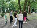 dzieci witają się z drzewem w parku szkolnym