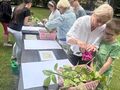 dzieci z nauczycielami wykonują na dworze mandale