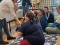 Uczniowie wąchają kwiaty
