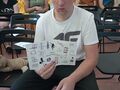 uczeń znajduje się w klasie i prezentuje swoją kartę pracy