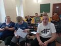 uczniowie znajdują się w klasie i wykonują zadanie