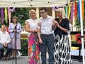 Pani dyrektor i wychowawczyni stoją na scenie obok absolwenta
