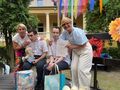 dwie wychowawczynie razem z dwoma absolwentami stoją na scenie i uśmiechają się do zdjęcia