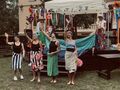 nauczycielki wystepują i machają przy scenie w parku