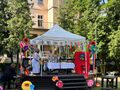 trzech księży odprawia Mszę Świętą na scenie