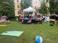 zdjęcie sceny w parku aktorzy przygotowują się do występu stoją obok sceny