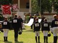 zawodnicy wciagają flagę olimiad na maszt
