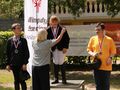 zawodniczka odbiera medal za zdobycie pierwszego miejsca