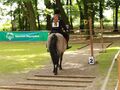 zawodniczka pokonuje przeszkody