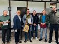 Zawodnik odbiera nagrodę