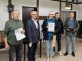 zawodniczka odbiera dyplom i nagrodę